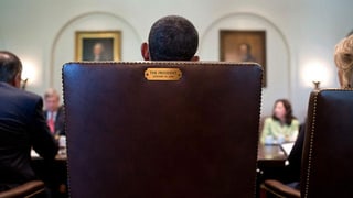US-Präsident Barack Obama sitzt im Präsidentensessel.