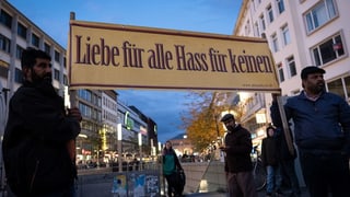 Männer mit Transparent Männer mit Transparent