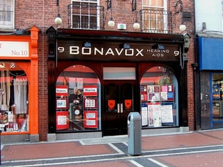 Brauner Laden auf älterer Strasse mit Schriftzug BONAVOX