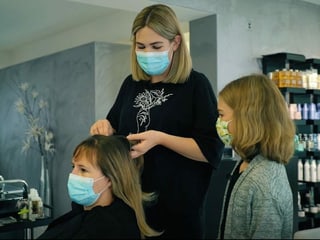 Kinderreporterin Janine zu Besuch im Coiffeursalon.