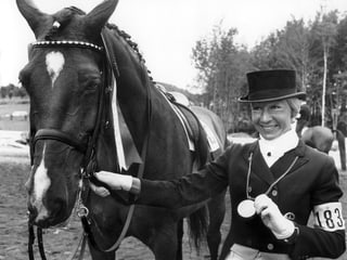 Christine Stückelberger mit Medaille und Pferd.