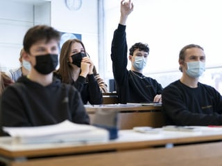 Schülerinnen und Schüler mit Maske nehmen am Unterricht teil