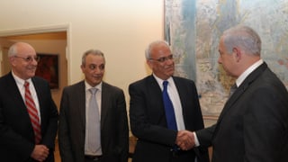 Israels Premier Benjamin Netanjahu trifft den palästinensischen Unterhändler Saeb Erekat