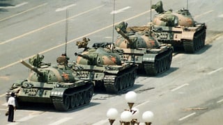 Das ikonische Bild der Person, die sich vor vier chinesische Panzer stellt. Das ikonische Bild der Person, die sich vor vier chinesische Panzer stellt.