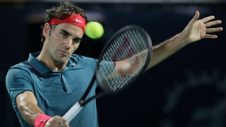 Roger Federer hat den Ball im Blick und retourniert ihn mit der rechten Rückhand.