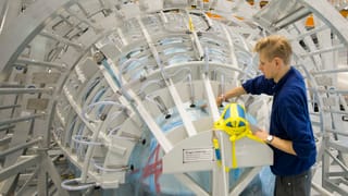 Junger Industriemitarbeiter bei der Arbeit (Ruag) Junger Industriemitarbeiter bei der Arbeit (Ruag)