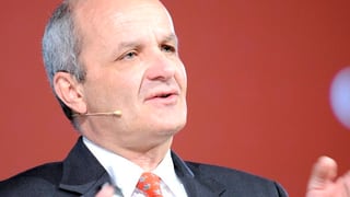 Porträtaufnahme von Martin Naville, Direktor der Schweizerisch-Amerikanischen Handelskammer, am Sprechen. Er schaut an der Kamera vorbei. Porträtaufnahme von Martin Naville, Direktor der Schweizerisch-Amerikanischen Handelskammer, am Sprechen. Er schaut an der Kamera vorbei.