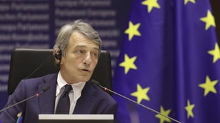  David Sassoli mit einer EU-Flagge im Hintergrund.