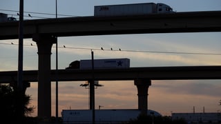 Truck in Texas fahren Richtung Mexiko bzw. zurück in die USA. Truck in Texas fahren Richtung Mexiko bzw. zurück in die USA.