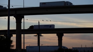 Truck in Texas fahren Richtung Mexiko bzw. zurück in die USA. 