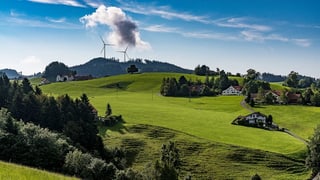 Bildmontage: Appenzeller Hügellandschaft mit zwei Windrädern.
