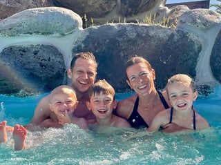 Ehepaar Spirig-Hug mit Kindern im Whirlpool