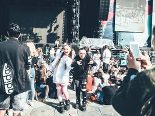 Festivalbesucherinnen vor Bühne