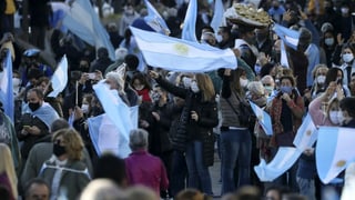 Protestierende mit Argentinien-Flaggen.