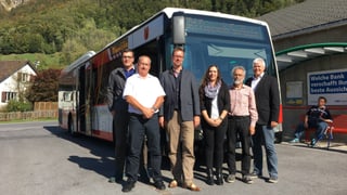 Gruppenfoto vor einem Bus Gruppenfoto vor einem Bus