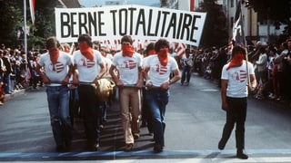 Mitglieder der jurassischen Béliers-Separatisten protestieren im Jahre 1980 gegen den Kanton Bern (Archivbild). 