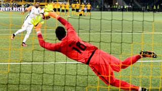 Fussball-Torhüter hält Penalty.