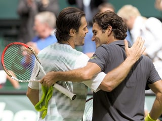  Tommy Haas und Roger Federer umarmen sich.