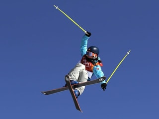 Skifahrerin in der Luft
