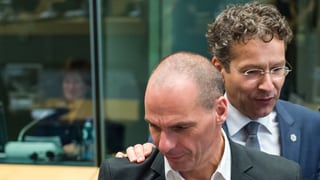 Dijsselbloem legt seine Hand zur Begrüssung um Varoufakis Schulter.