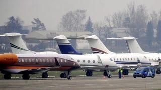 Vier Business-Jets stehen auf einem Rollfeld.