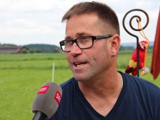 Porträtbild von Markus Reutimann auf seinem Hof in Unterstammheim.