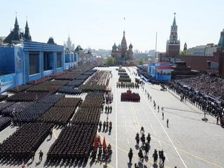 Der Rote Platz in Moskau mit hunderten von Soldaten.