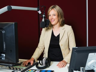 Forumsleiterin Yvonne Hafner im Radiostudio. Forumsleiterin Yvonne Hafner im Radiostudio.