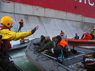 Bild der Aktion an der Ölplattform.