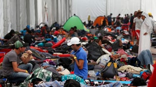 Flüchtlinge im Stadion. 