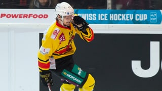 Berner Eishockeyspieler jubelt