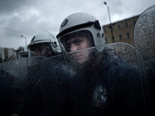 Polizist mit Helm und durchsichtigem Schutzschild