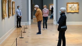 Museumsbesucher mit Maske Museumsbesucher mit Maske