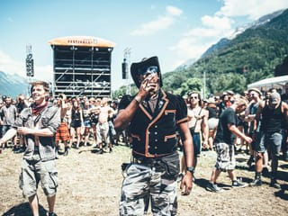Festivalbesucher im Trachtenoutfit