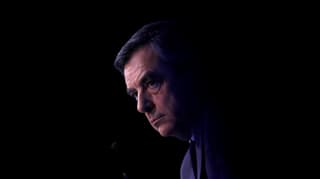 François Fillon vor einem schwarzen Hintergrund