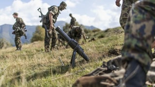 Rekruten üben mit Minenwerfer. Rekruten üben mit Minenwerfer.