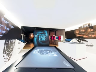 Ein leuchtender Museumraum mit Displays und interaktiven Bildschirmen.