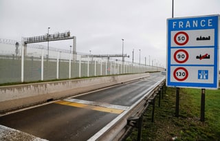 Zu sehen der Ausgang des Eurotunnels bei Calais.