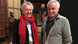 Ein Mann und eine Frau stehen vor der Bühne. Ein Mann und eine Frau stehen vor der Bühne.