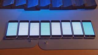 Acht Handy nebeneinander mit leuchtendem Display. Acht Handy nebeneinander mit leuchtendem Display.