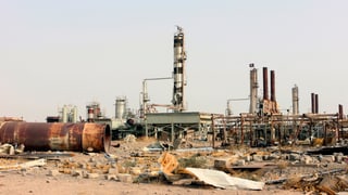 Finanzquellen austrocknen: Eine Öl-Raffinerie nördlich von Bagdad nach einem Angriff der Anti-IS-Allianz.