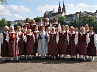 Das Frauen-Jodel-Chörli vor dem Basler Münster. 