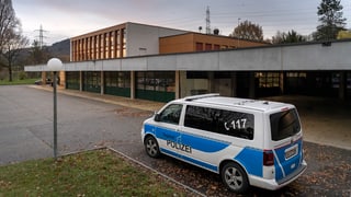 Blick auf Ausbildungszentrum Eiken, Polizeifahrzeug auf dem Vorplatz