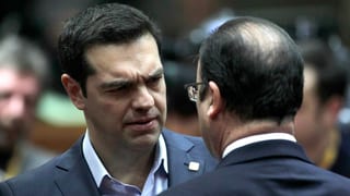 Alexis Tsipras von vorne im Gespräch mit François Hollande von hinten aufgenommen