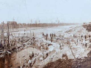 Grossbaustelle im Jahr 1894: Der Bau des Wehrs in Rathausen für das erste Wasserkraftwerk.