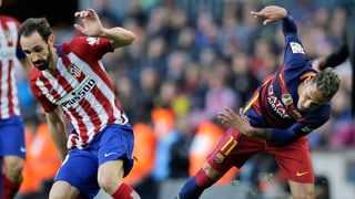 Atleticos Juanfran Torres im Zweikampf mit Barcelonas Neymar.