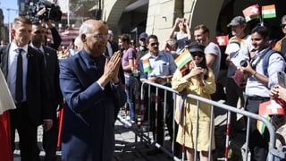 Ram Nath Kovind an einer Abschrankung. Ram Nath Kovind an einer Abschrankung.