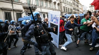 Protestierende und Polizisten stossen bei Protesten in Rom zusammen (9. Oktober 2021). Die Proteste wurden von der rechtsextremen Partei Forza Nuova organisiert.