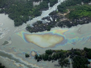 Ölteppich im Nigerdelta. 