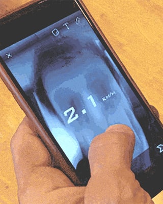 Ein Finger wischt über ein Smartphone.